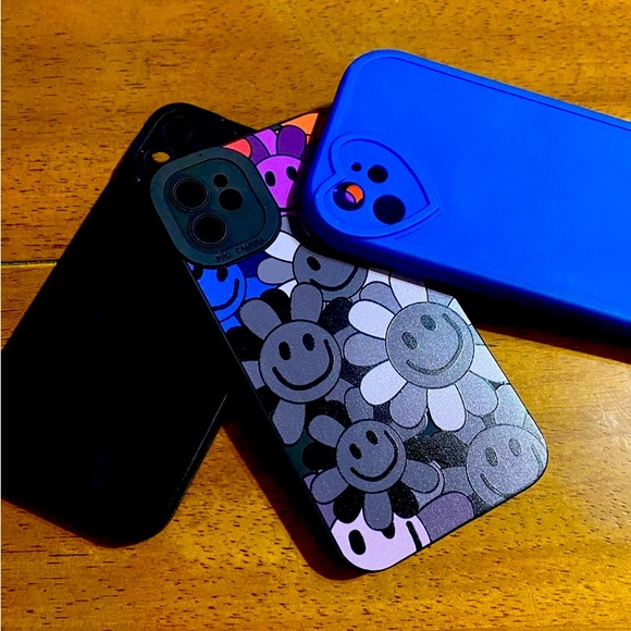 Silicone iPhone 11 case bundle - Picture 1 of 3